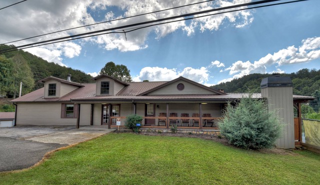 *Free Whitewater Rafting & Ziplining* 6 bedroom home with quick access to Downtown shops, breweries and restaurants