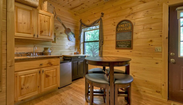 *Free Whitewater Rafting & Ziplining* Enjoy Fightingtown Creek access in this spectacular cabin