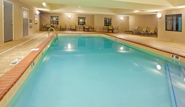 Free Wi-Fi, Free Breakfast + Indoor Pool | 20 Minutes to the University of Notre Dame