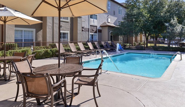 Free Wi-Fi + Free Breakfast Buffet + Outdoor Pool | Comfy Studio