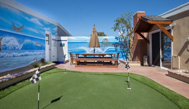 FREE WIFI 75" HD TV, Netflix, Surround Sound, Bikes, Parking, Putting Green