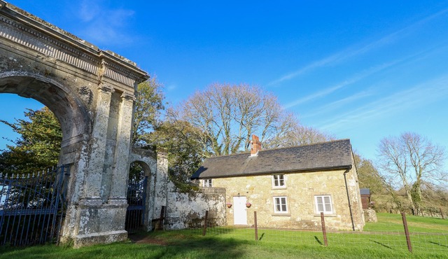 FREEMANTLE LODGE, pet friendly, character holiday cottage in Godshill