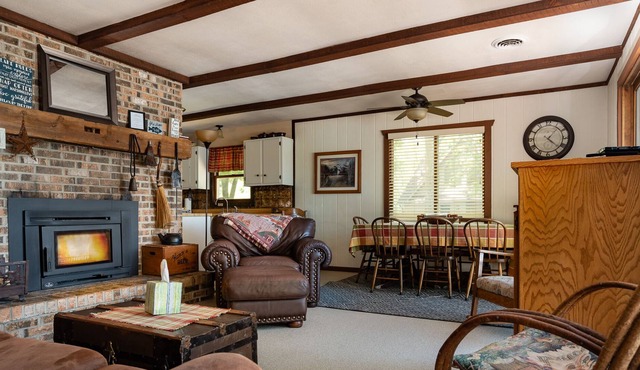 freenite w/wknd off season Cabin lake hottub kayaks paddleboard pier fireplaces