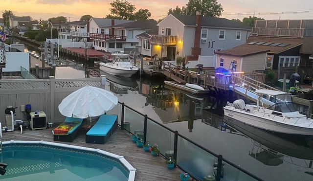 Freeport split house on the canal for an easygoing vacation!