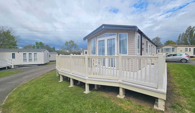 Freesia 3 Bedroom Modern Caravan Rockley Park, Poole Harbour, Dorset. Dogs free.