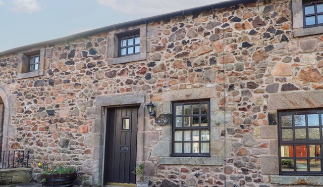 FREESIA COTTAGE, family friendly, with pool in Wooler