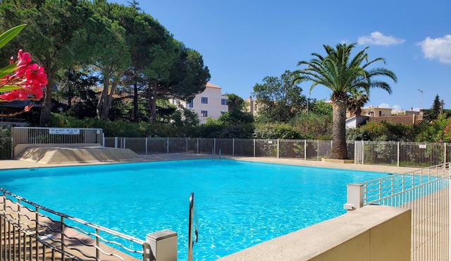 FREJUS Plage La Miougrano Air-conditioned studio of 29 m2 for 2 adults and 2 children, swimming pool, high speed WIFI and parking