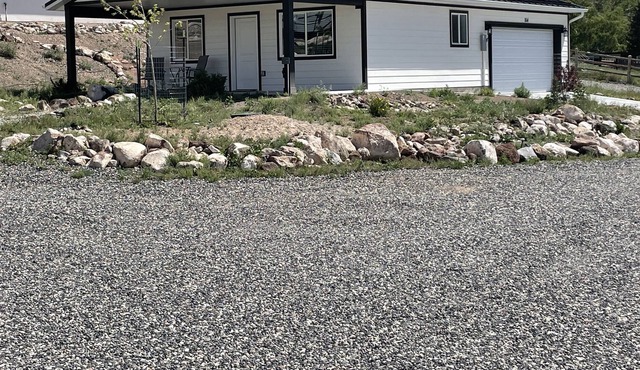 Fremont Casita mountain view property backed up to Fish Lake National Forest.