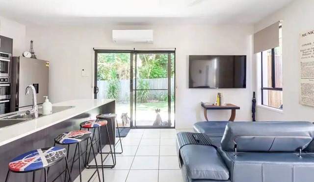 French Beach Bungalow (2br, pet-friendly)