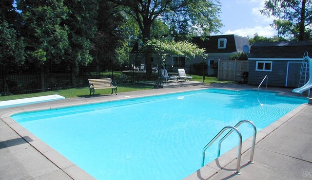 French country delight with pool, between vineyards and Niagara River, golf