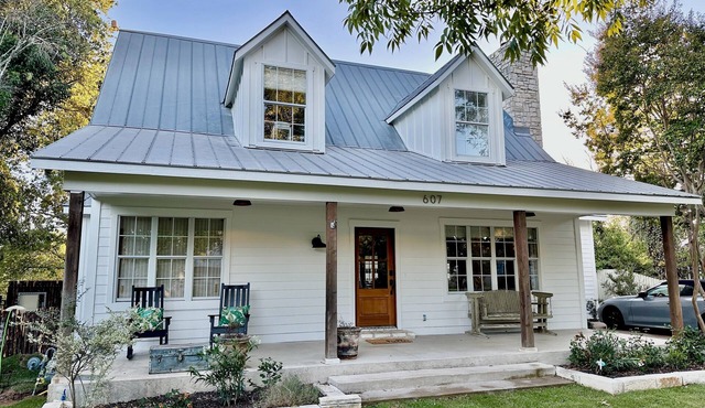 French Country Farmhouse on Baron's Creek - Pool/Spa, 3 blocks from Main Street!
