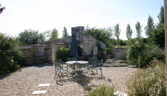 French Farmhouse With Pool http:/www.laraberie.com