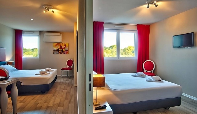 French Getaway! Pets Allowed, Parking! Near Parc de Caradoc & Square Lafayette!