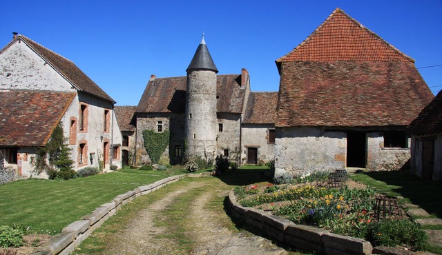 French Holiday Chateau with Luxury Pool set in Rural Beauty & Tranquility