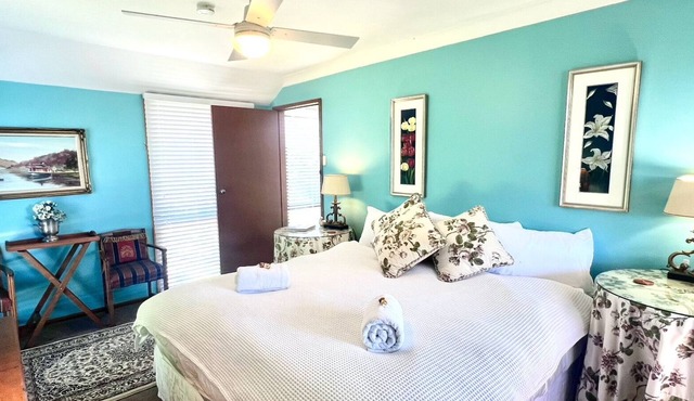 French/Italian Style Boutique The Loft Apartment @Chapmans + Breakfast + Pets