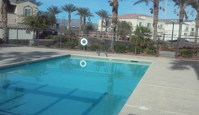 French Themed Townhouse Near Speedway; 20 Minutes From Strip