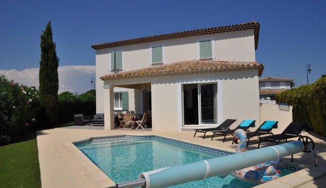 French villa overlooking Marina in a beautiful setting with private pool