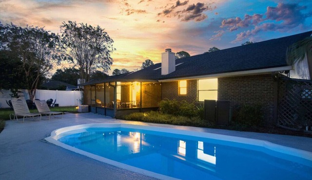 ~Fresca Familia Sleeps 8 Pool by Shops & Dining~