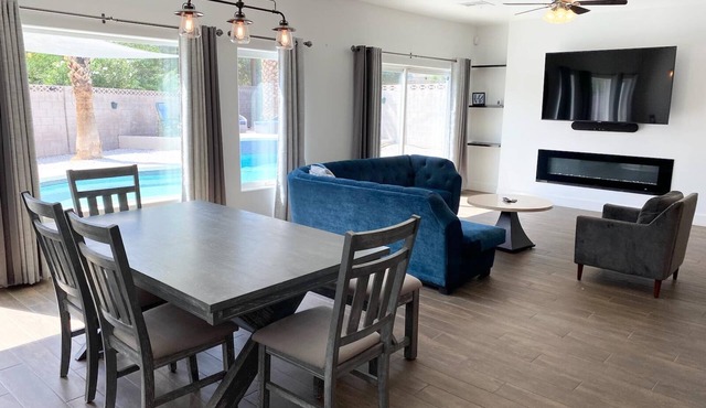 Fresh 4 bedroom pool jacuzzi close to the Strip