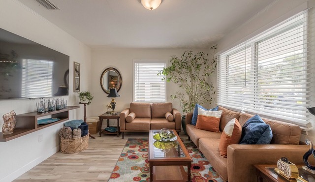 Fresh and Bright Newly Remodeled House near everything Fun!