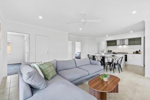 Fresh and Stylish 4BR Getaway Near Local Parklands