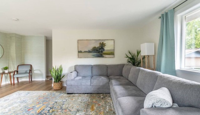 Fresh Apt w# Balcony by Arboretum, Shops, Cap Hill