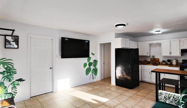 Fresh & Bright Private Guest Suite