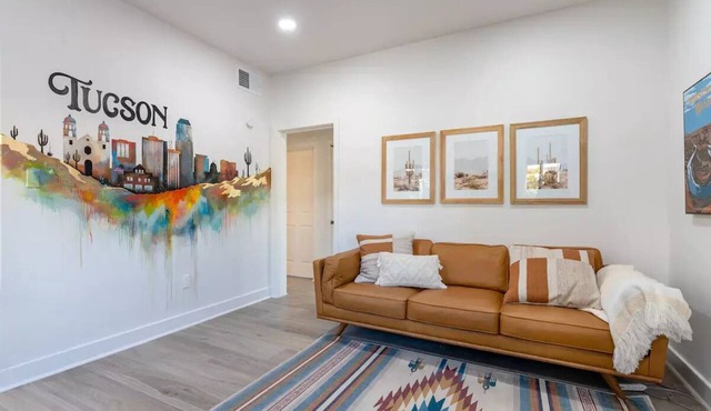 Fresh bungalow just steps from University of Arizona! Sleeps six! Bring the fam!