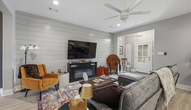 Fresh & Clean Townhouse with Pool Access