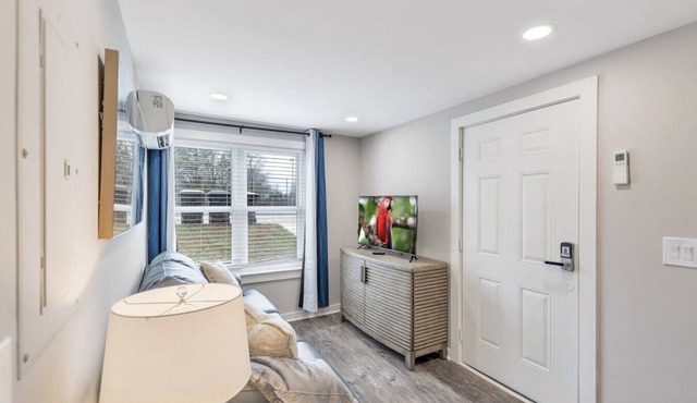 Fresh*Cozy*Practical*Budget Friendly Apt (241B)