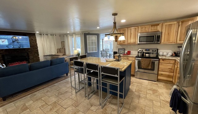 Fresh decor short walk to dock/swim/boat side tie