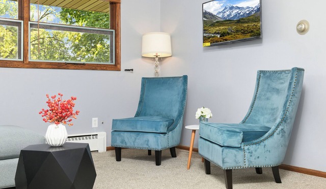 Fresh & Fabulous Fridley #4 Modern 2 BR Renovated Pet-Friendly Fenced Yard