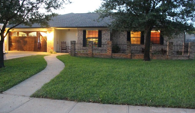 Fresh Farmhouse Comfort. Pet Friendly. 4 miles to TX A&M University.
