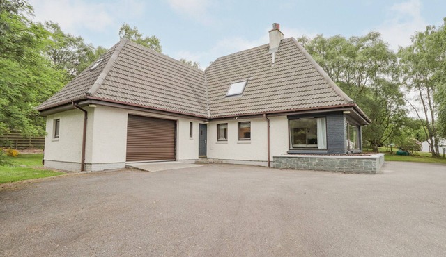 FRESH FIELDS, pet friendly, character holiday cottage in Dingwall