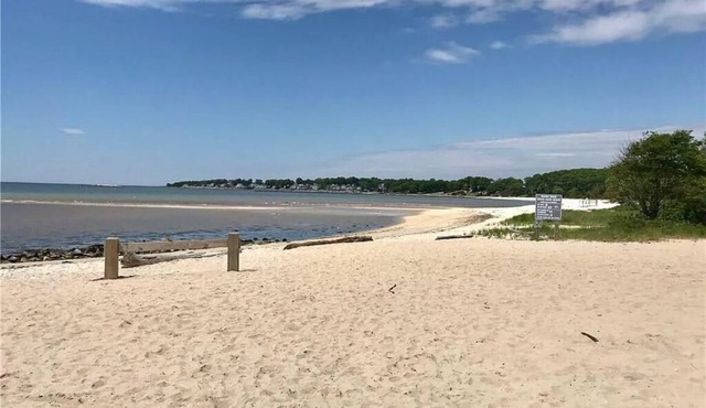 FRESH FUN SPACIOUS! 4bed 4bath getaway RELAX and PLAY short walk 2 private beach