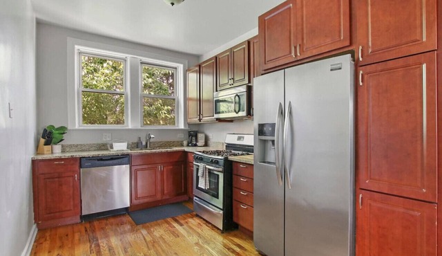Fresh & Homey 2BR Apartment near Dining