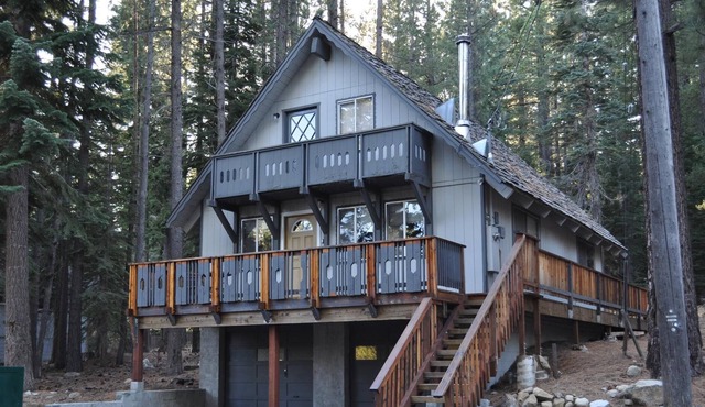 *FRESH INTERIOR REMODEL!* Cabin in the Pines. Garage, Hot Tub, Washer/Dryer