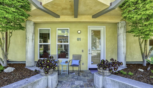 Fresh Look at Frank's Beach House - 50 yards to Beach - A family fav!