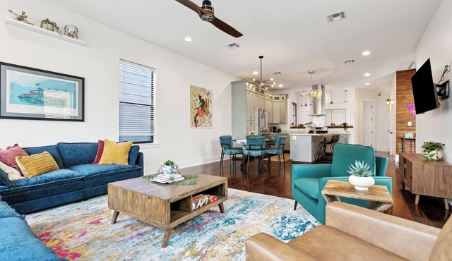 Fresh Luxe Design Spacious Free Parking Near French Quarter Back Patio