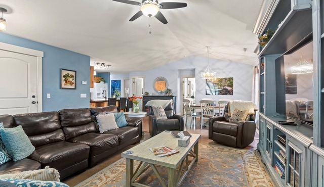 Fresh, luxurious 4-BR home! Pool, hot tub & fenced yard with BBQ