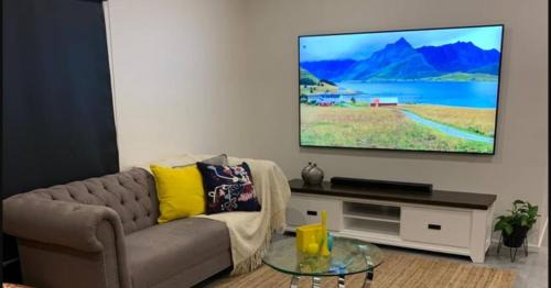 Fresh Modern 4BR Home 2 x Ensuite Park and Lake Views