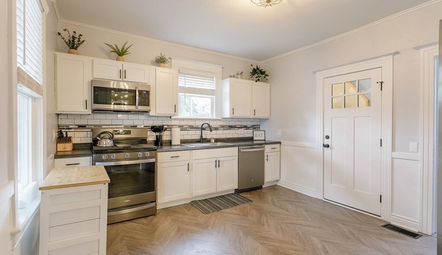 Fresh Modern Apartment - Walking Distance to U of R/Strong Hospital