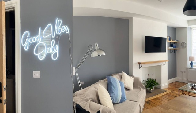 Fresh & Modern Apartment in Leek. Your Stylish Staffordshire Escape Awaits.