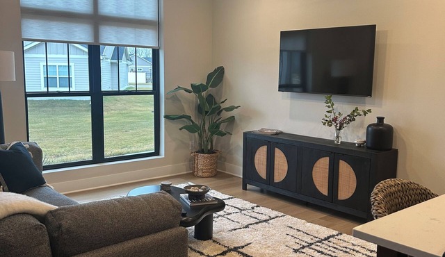 Fresh, Modern & Luxurious Townhouse in Ankeny
