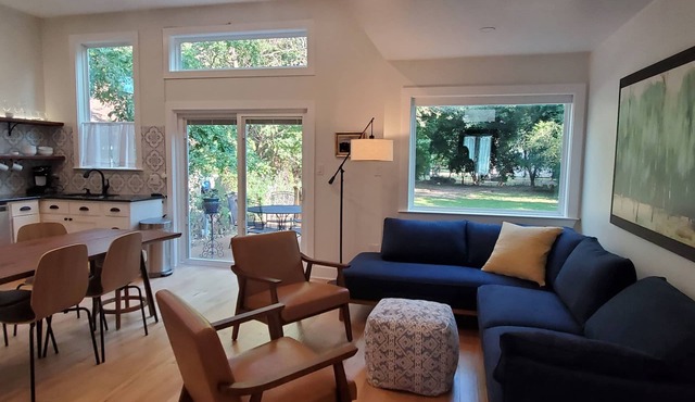Fresh, New, Light & Airy. 1.2 miles to Magnolia Silos, 1 mile to the Stadium
