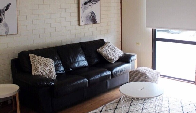 Fresh, relaxed 2 bedroom apartment, only 1.9kms from the beach, close to shops