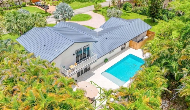 Fresh Remodel Jupiter Retreat: 4BR Family Oasis - Heated Pool - Putting Green