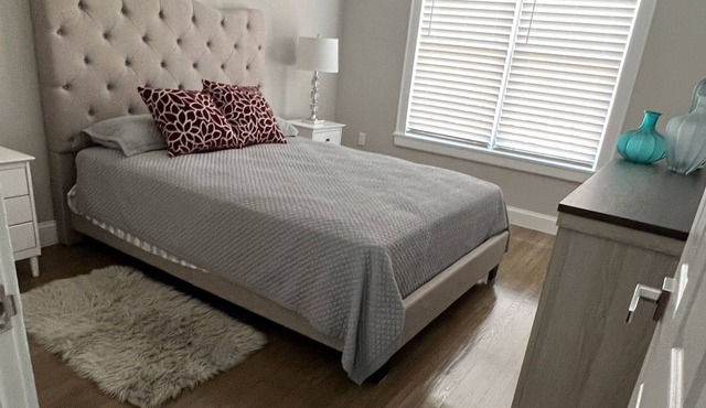 Fresh remodeled house, walking distance to restaurants, bars, & Katy Trail park.