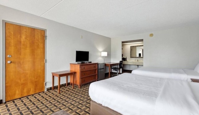 Fresh Room Near Local Eats With Pets Welcome and Parking