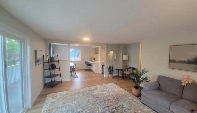 Fresh Top Floor Apartment w/Balcony